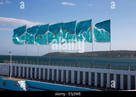 Bandiere sopra la piscina del Giubileo, Penzance, Cornwall, Regno Unito, un Art Deco lido per celebrare il Re Giorgio V per il giubileo nel 1935. Foto Stock