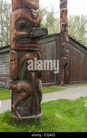 Elk203-4111v Canada, British Columbia, Hazelton, 'Ksan Historical Village, Wolf House, totem pole Foto Stock