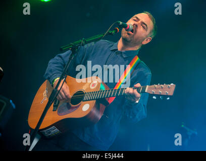 Dorset, Regno Unito. 1 agosto, 2014. Steve Mason sul palco a Camp Bestival Lulworth Castle & Park, East Lulworth, Wareham Dorset, 1 agosto 2014 Credit: Brian jordan/Alamy Live News Foto Stock