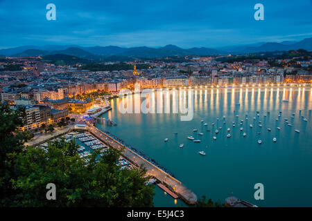Skyline della città di Bahia de la Concha, Donostia San Sebastian, Gipuzkoa, Paesi Baschi Foto Stock