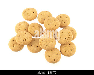 Chiusura del round di biscotti di cane su uno sfondo bianco. Foto Stock