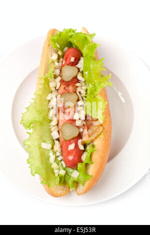 Chicago hotdog con lattuga, sottaceti, cipolla e pancetta Foto Stock