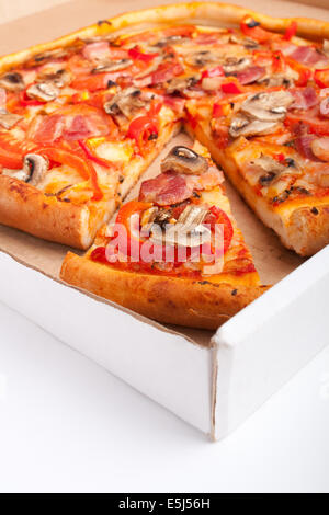 Prosciutto e funghi pizza in una pizza-box Foto Stock