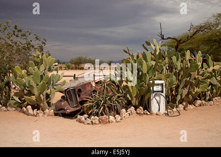 Auto rottamata e la vecchia stazione di gas nel deserto di Solitario, Namibia, Africa Foto Stock