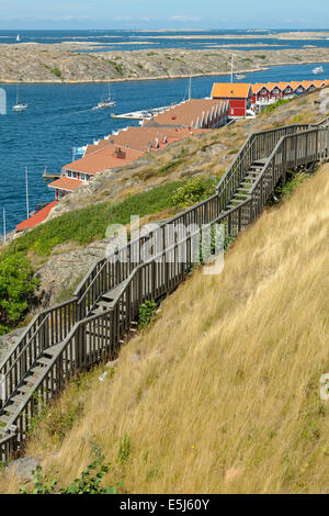 Alti gradini sulle pareti rocciose a strapiombo sull'arcipelago svedese a Kungshamn, Bohuslan, Västra Götaland, Svezia e Scandinavia. Foto Stock