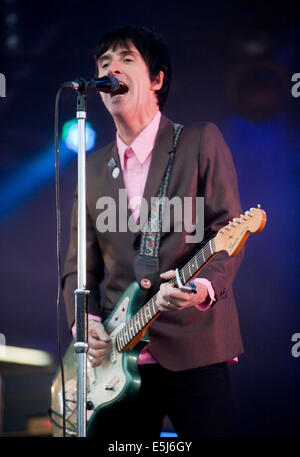 Dorset, Regno Unito. 1 agosto, 2014. Johnny Marr sul palco a Camp Bestival Lulworth Castle & Park, East Lulworth, Wareham Dorset, 1 agosto 2014 Credit: Brian jordan/Alamy Live News Foto Stock