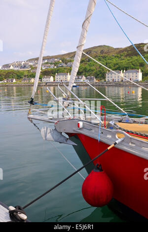 Uno yacht di prua e di armamento case di incorniciamento al di sopra del porto di Mallaig, Scotland, Regno Unito Foto Stock