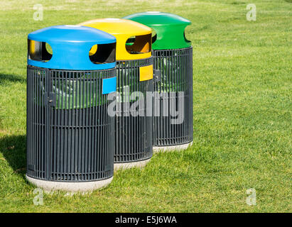 Separazione dei rifiuti di carta, plastica, vetro, mettal per il riciclaggio. Foto Stock