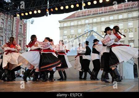 Il croato parrocchia gruppo folk Sljeme da Mississauga, Ontario, Canada durante il 48mo Festival Internazionale del Folklore in Zagreb Foto Stock