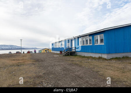 Kangerluk, un piccolo insediamento in Groenlandia occidentale con circa 30 abitanti su disko isola con scuola di blu e chiesa buildi Foto Stock