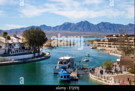 Lo storico London Bridge, trasferito dall'Inghilterra, ora si estende sul canale di Lake Havasu City, Arizona, come punto di riferimento e attrazione unica. Foto Stock