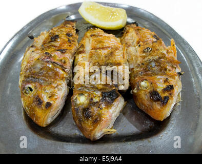 Surmullet alla griglia con limone. Tipici piatti mediterranei. Foto Stock