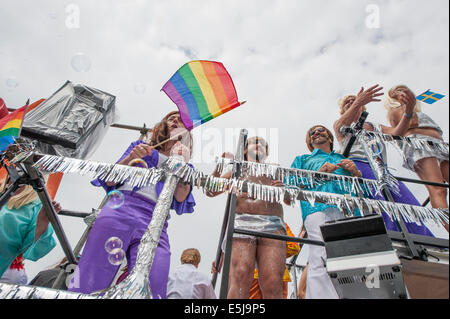 Brighton, East Sussex, Regno Unito. Il 2 agosto 2014. Le strade di Brighton sono affollati di arcobaleno di colori come il Brighton e Hove Pride Parade ha fatto il suo modo attraverso la costa sud della città. La parata è stata centrata intorno ai temi della "Il mondo è una discoteca" e "libertà di vivere" per evidenziare la situazione globale di LGBT europee il cui diritto fondamentale di vivere liberamente è negato. Nella foto: Tributo ABBA è eseguita sulla parte superiore di un galleggiante che partecipano al Brighton & Hove Pride Parade. Credito: Lee Thomas/Alamy Live News Foto Stock