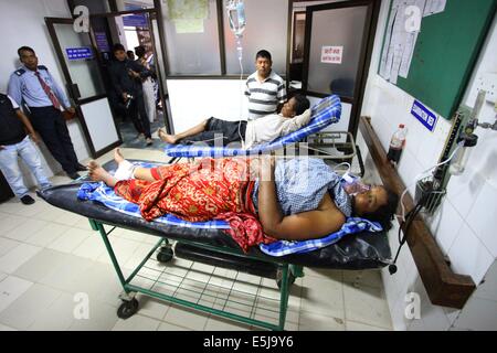 Kathmandu, Nepal. 2 agosto, 2014. Vittime della frana nel distretto di Sindupalchowk ricevono il trattamento in un ospedale di Kathmandu, Nepal, 2 agosto 2014. La frana causata dalle continue piogge, hit Sindupalchowk distretto nel Nepal orientale della regione collinosa intorno alle 2 del mattino presto sabato mattina, che colpiscono più di otto villaggi nelle vicinanze. Il numero di morti in Nepal è imponente frana è salito a otto, mentre oltre 300 persone rimangono al di fuori del contatto, quasi dieci ore dopo il disastro accaduto, locali e la polizia ha detto. Credito: Sunil Sharma/Xinhua/Alamy Live News Foto Stock