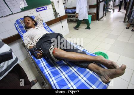 Kathmandu, Nepal. 2 agosto, 2014. Vittima di una frana nel distretto di Sindupalchowk riceve il trattamento in un ospedale di Kathmandu, Nepal, 2 agosto 2014. La frana causata dalle continue piogge, hit Sindupalchowk distretto nel Nepal orientale della regione collinosa intorno alle 2 del mattino presto sabato mattina, che colpiscono più di otto villaggi nelle vicinanze. Il numero di morti in Nepal è imponente frana è salito a otto, mentre oltre 300 persone rimangono al di fuori del contatto, quasi dieci ore dopo il disastro accaduto, locali e la polizia ha detto. Credito: Sunil Sharma/Xinhua/Alamy Live News Foto Stock