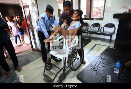 Kathmandu, Nepal. 2 agosto, 2014. Vittima di una frana nel distretto di Sindupalchowk è preso ad un ospedale per un ulteriore trattamento in Kathmandu, Nepal, 2 agosto 2014. La frana causata dalle continue piogge, hit Sindupalchowk distretto nel Nepal orientale della regione collinosa intorno alle 2 del mattino presto sabato mattina, che colpiscono più di otto villaggi nelle vicinanze. Il numero di morti in Nepal è imponente frana è salito a otto, mentre oltre 300 persone rimangono al di fuori del contatto, quasi dieci ore dopo il disastro accaduto, locali e la polizia ha detto. Credito: Sunil Sharma/Xinhua/Alamy Live News Foto Stock