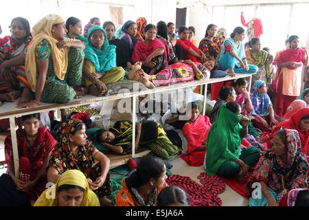 Dacca in Bangladesh. 1 agosto, 2014. bangladesh indumento i lavoratori dal gruppo di tuba al sesto giorno di sciopero della fame in segno di protesta degli stipendi non pagati, a Dhaka il 2 agosto 2014. Il gruppo di tuba di lavoratori in sciopero della fame negli ultimi sei giorni sono esigenti i loro stipendi non pagati dal luglio 28, alla vigilia di Eid-ul-fitr - l'agitazione aveva iniziato qualche tempo prima di premere per i salari in ritardo per i mesi di maggio e giugno e luglio. Foto Stock