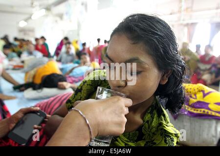 Dacca in Bangladesh. 1 agosto, 2014. bangladesh indumento i lavoratori dal gruppo di tuba al sesto giorno di sciopero della fame in segno di protesta degli stipendi non pagati, a Dhaka il 2 agosto 2014. Il gruppo di tuba di lavoratori in sciopero della fame negli ultimi sei giorni sono esigenti i loro stipendi non pagati dal luglio 28, alla vigilia di Eid-ul-fitr - l'agitazione aveva iniziato qualche tempo prima di premere per i salari in ritardo per i mesi di maggio e giugno e luglio. Foto Stock