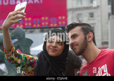 Londra, UK. Il 2 agosto 2014. Anisah e suo fratello prendere un selfie insieme durante il festival di Eid in Trafalgar Square Londra per contrassegnare la fine del Ramadan Credito: amer ghazzal/Alamy Live News Foto Stock