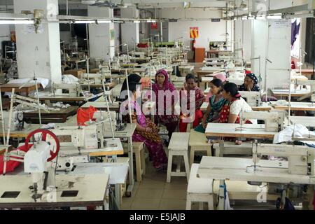 Dacca in Bangladesh. 1 agosto, 2014. Gli indumenti di lavoro. off Indumento lavoratori della tuba gruppo sul loro cinque giorni di sciopero della fame dentro la loro fabbrica in Badda di Dhaka. Essi hanno chiesto tre mesi di arretrati e Eid bonus. Gruppo di tuba di 1.600 lavoratori non ottenere tre mesi di arretrati e bonus del festival anche ieri, spingendo alcune per osservare lo sciopero della fame per quattro giorni di fila in una offerta di guidare le loro richieste home. Foto Stock