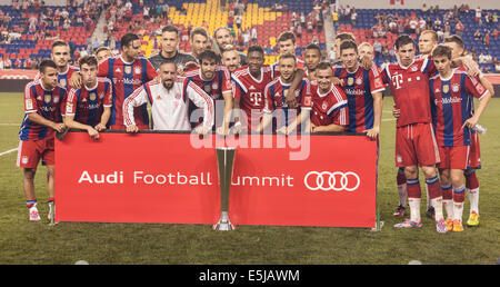 Harrison, NJ - Luglio 31, 2014: Franck Ribery del FC Bayern Monaco di Baviera (bianco jersey) pone con i suoi compagni di squadra dopo aver vinto il frien Foto Stock