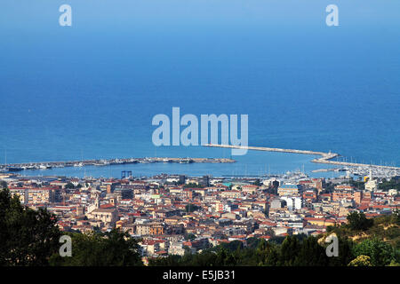 Vista panoramica del porto e della città di san benedetto del tronto, Italia Foto Stock