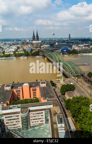 Stazione ferroviaria centrale di Colonia, la cattedrale di Colonia, ponte di Hohenzollern, ponte ferroviario, il fiume Reno, Foto Stock