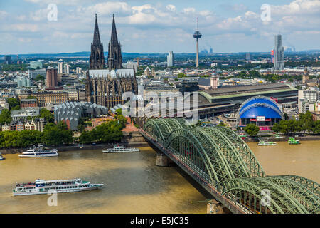 Stazione ferroviaria centrale di Colonia, la cattedrale di Colonia, ponte di Hohenzollern, ponte ferroviario, il fiume Reno, Foto Stock