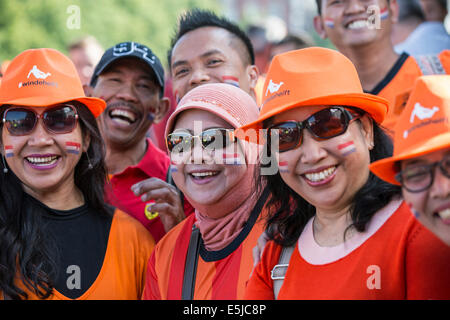 bellissimo viso di un' tradizionale indonesiano ballerino indossare fiori e  affascinante trucco prima l'esecuzione 27034566 Stock Photo su Vecteezy