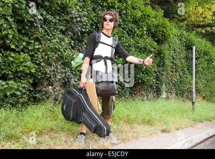 Un giovane uomo autostop in U.K. Foto Stock