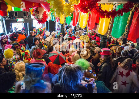 Paesi Bassi, Maastricht, festa di carnevale, Standup comici di eseguire in Mouton Blanc pub Foto Stock