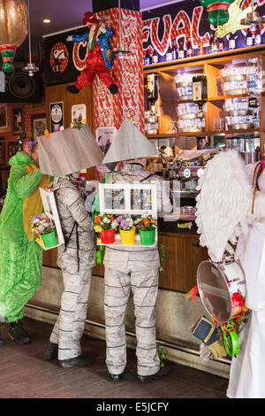 Paesi Bassi, Maastricht, festa di carnevale, la gente in costume in pub Foto Stock