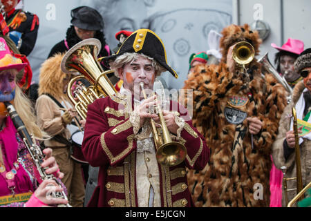 Paesi Bassi, Maastricht, festa di carnevale. La gente in costume in parata, Zate Hermeniekes, Brassbands, Oompah bands Foto Stock