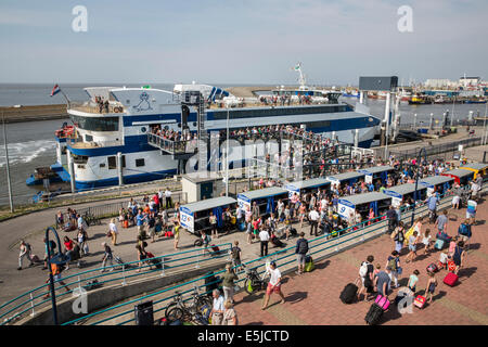 Paesi Bassi, Harlingen, Porto. La gente di scendere dal traghetto, provenienti dall'isola di Terschelling Foto Stock