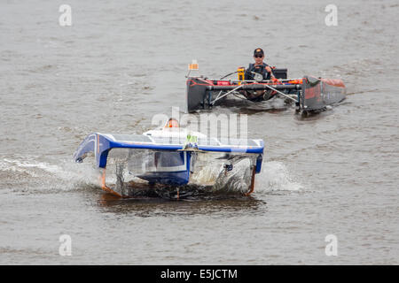 Paesi Bassi, Franeker, DONG Solar Challenge 2014. Boat Race. Coppa del mondo per imbarcazioni ad energia solare. Marina olandese del team e il Team SDOG Foto Stock