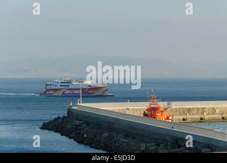 Traghetto in arrivo al porto di Tarifa da Tangeri in Marocco. Andalusia, Spagna. Foto Stock
