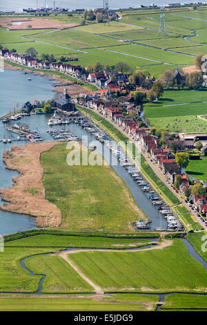 Paesi Bassi, Durgerdam, vista sul villaggio e marina. Antenna Foto Stock