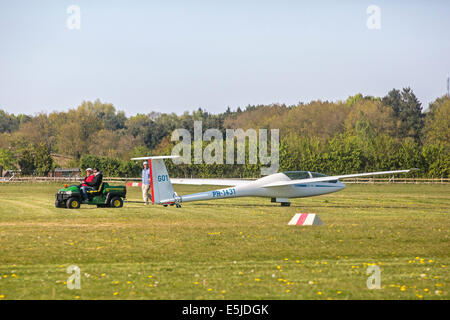 Paesi Bassi, Hilversum, Hilversum Aeroporto. Aliante prima del decollo Foto Stock