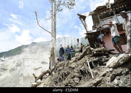 Kathmandu, Nepal. 2 agosto, 2014. Persone controllare i danni al sito della frana nel Sindhupalchowk, Nepal, 2 agosto 2014. Il numero di morti in Nepal è imponente frana è salito a otto, mentre oltre 300 persone rimangono al di fuori del contatto, quasi dieci ore dopo il disastro accaduto, locali e la polizia ha detto. Credito: Nepal Esercito/Xinhua/Alamy Live News Foto Stock