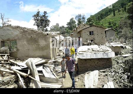 Kathmandu, Nepal. 2 agosto, 2014. Persone controllare i danni al sito della frana nel Sindhupalchowk, Nepal, 2 agosto 2014. Il numero di morti in Nepal è imponente frana è salito a otto, mentre oltre 300 persone rimangono al di fuori del contatto, quasi dieci ore dopo il disastro accaduto, locali e la polizia ha detto. Credito: Nepal Esercito/Xinhua/Alamy Live News Foto Stock