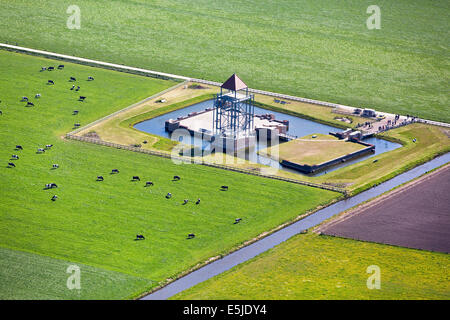 Paesi Bassi, Krabbendam. Torre di avvistamento sul sito della ex castello chiamato 't Huys te Nuwendore. Antenna Foto Stock