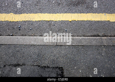 Marciapiede marciapiede asfalto giallo singolo livello di linea Foto Stock