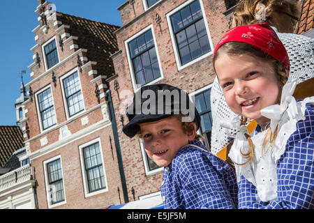 Paesi Bassi, Edam, mercato del formaggio, bambini in abito tradizionale Foto Stock