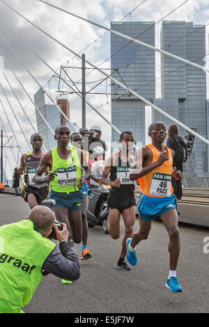 Paesi Bassi, Rotterdam, ABN-AMRO Marathon 2014. Guide di scorrimento sul ponte Erasmus/. Fotografo Frans Lemmens. Foto Stock