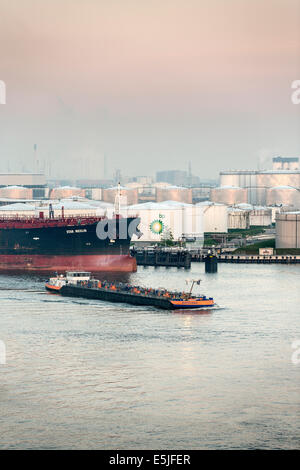 Paesi Bassi, Rotterdam, porto di Rotterdam. Il porto o porto. Stoccaggio di olio società BP Foto Stock