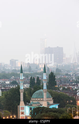 Paesi Bassi, Rotterdam, vista sulla moschea e skyline. Mattina. twilight Foto Stock