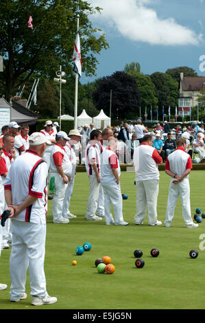 Victoria Park, Leamington Spa Warwickshire, Regno Unito. 02Aug, 2014. Il 2014 Bocce Inghilterra Campionati Nazionali e concorso nazionale finali sia per gli uomini che per le donne siano detenuti per un periodo di ventotto giorni tra il 2 e il 31 agosto. Uomini di squadre da Norfolk e Hampshire disputare la finale della Coppa di Middleton. Credito: Colin Underhill/Alamy Live News Foto Stock