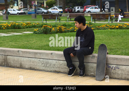 LIMA, Perù - Luglio 23, 2013: Non identificato peruviano giovane guidatore di skateboard guardando gli altri lo skateboard Foto Stock