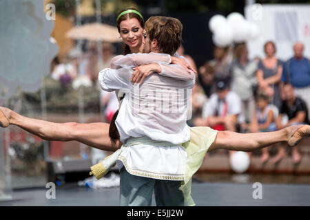 Mosca, Russia, 1 Agosto, 2014. Teatro Bolshoi ballerini solisti eseguite le scene del balletto classico "Il racconto circa il Fiore di Pietra" in acqua area del Fiore di Pietra fontana sul credito VDNKH: Nikolay Vinokurov/Alamy Live News Foto Stock