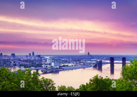 Tramonto a Kiev e Dniepr in estate, Ucraina Foto Stock